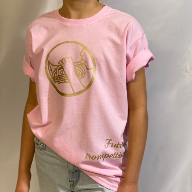 Tee shirt "Rêve d'enfant" : Future trompettiste. T-shirt rose avec un logo doré, texte "Fait main" sur le bas.