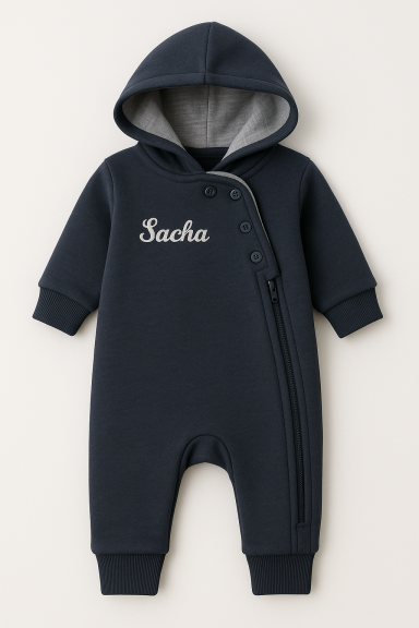 Combinaison bébé personnalisé Ensemble de bébé bleu marine avec capuche, fermeture zippée et inscription "Sacha".